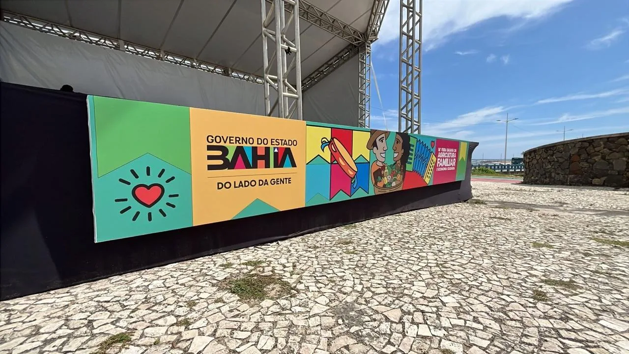 Painéis, testeiras e identificação de estandes em feira de agricultura familiar.