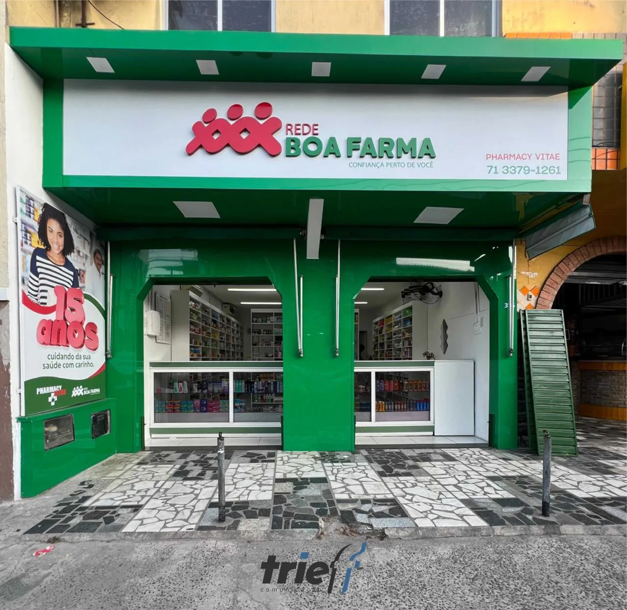 Fachada verde de farmácia com identificação em letras e acabamento de comunicação visual.