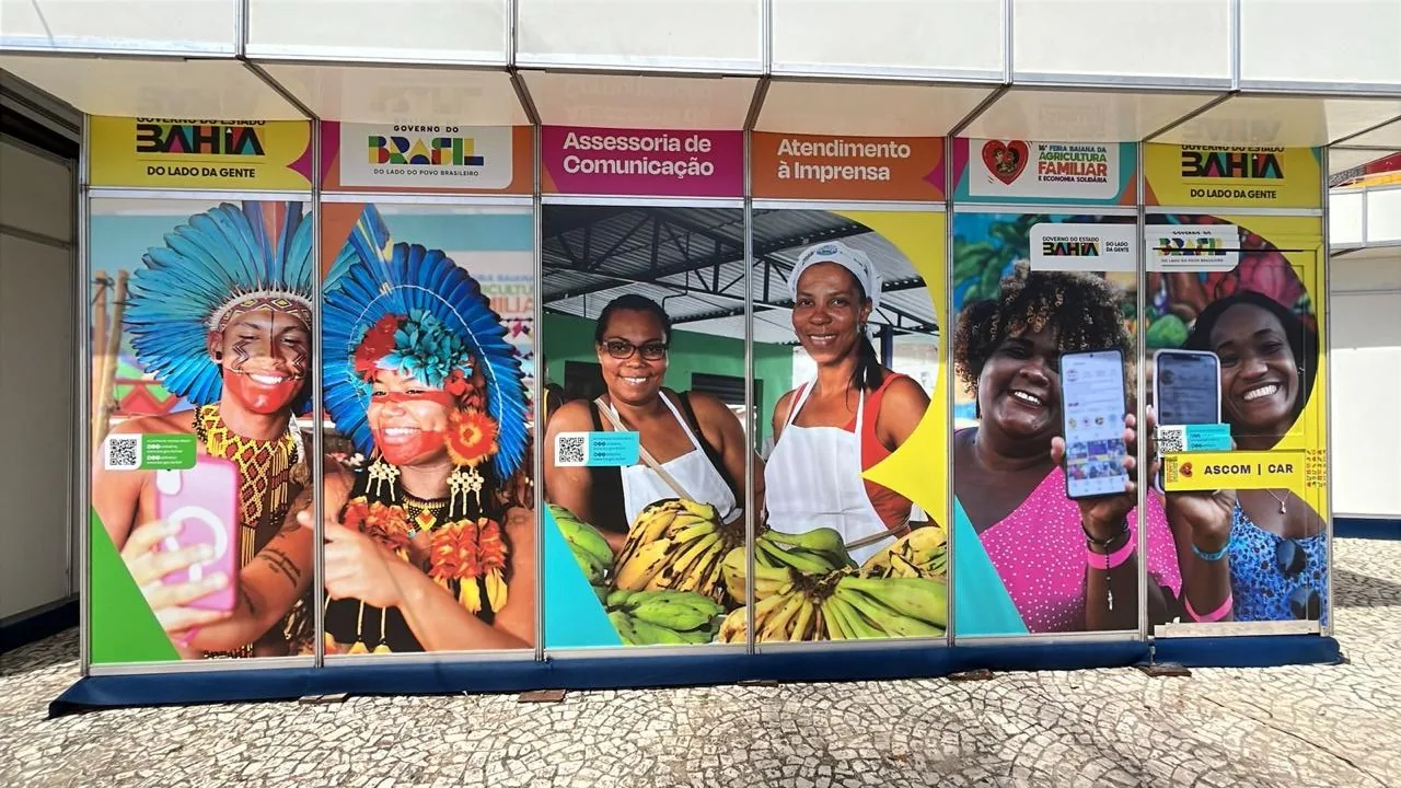 Painéis, testeiras e identificação de estandes em feira de agricultura familiar.