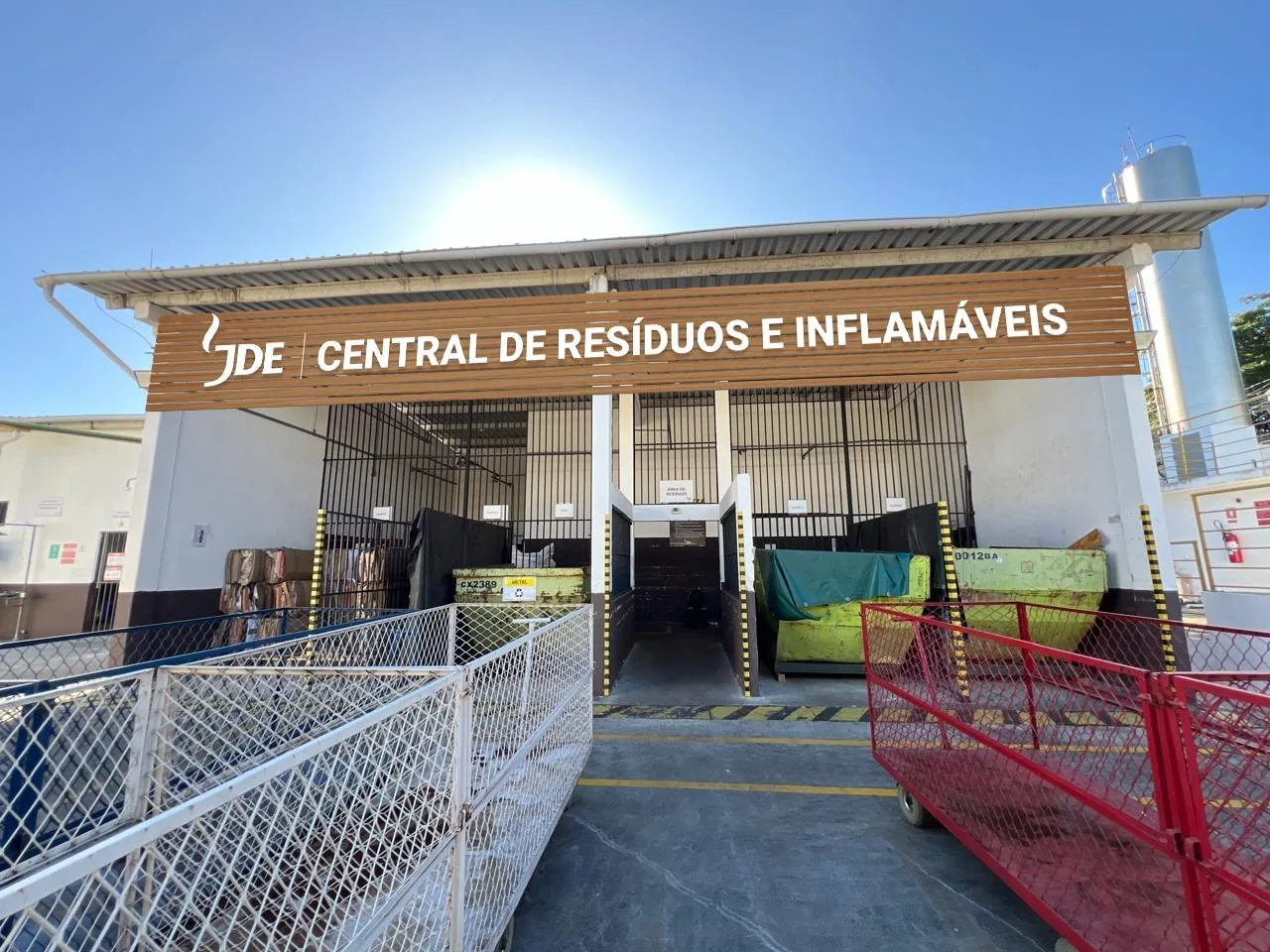 Comunicação visual de identificação em estrutura de unidade industrial.
